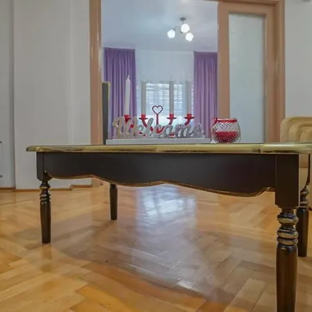 8 People ,old Town Apartman