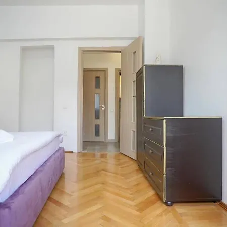 8 People ,old Town Apartman
